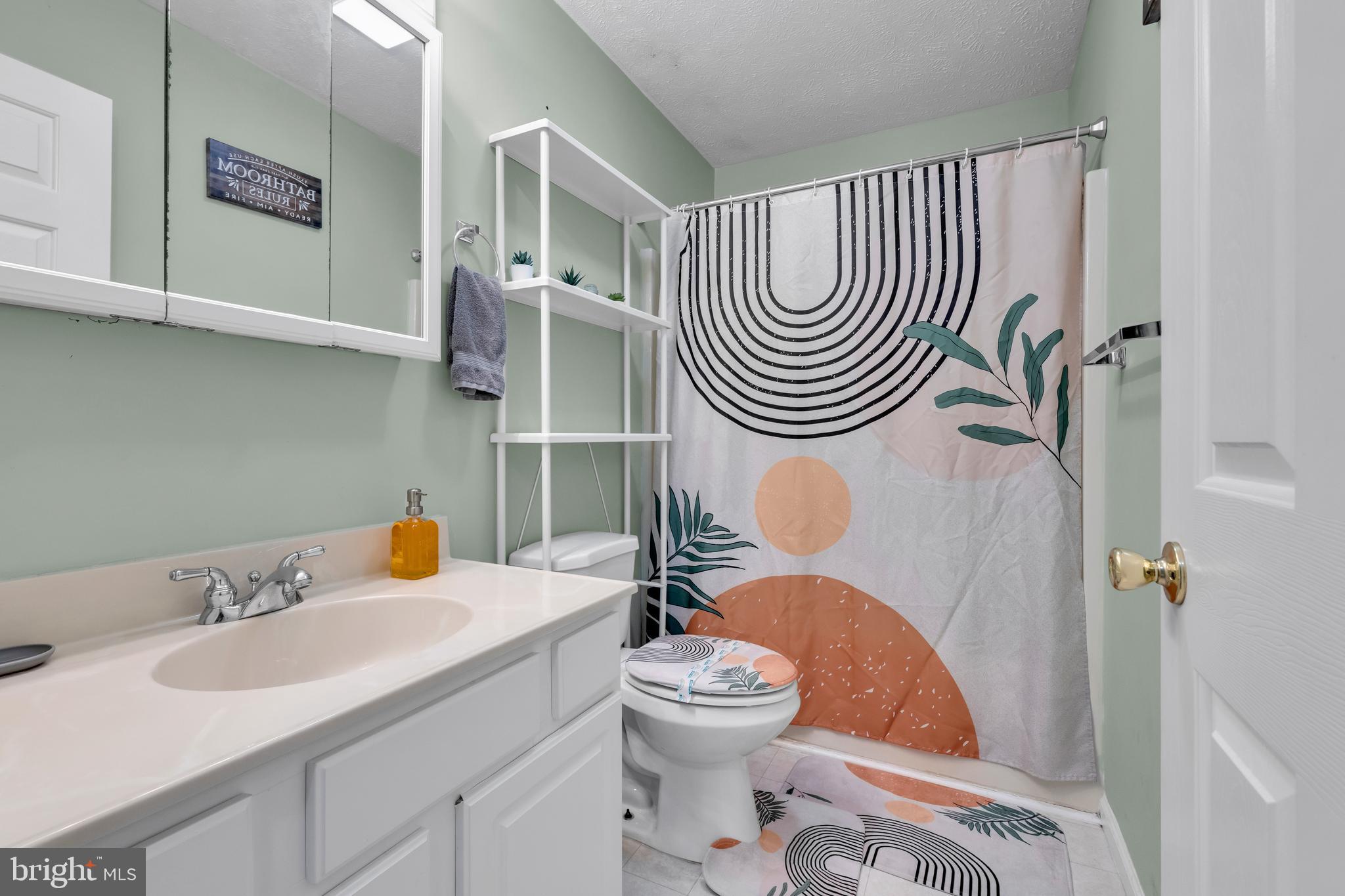 EMERALD LAKES - Residential