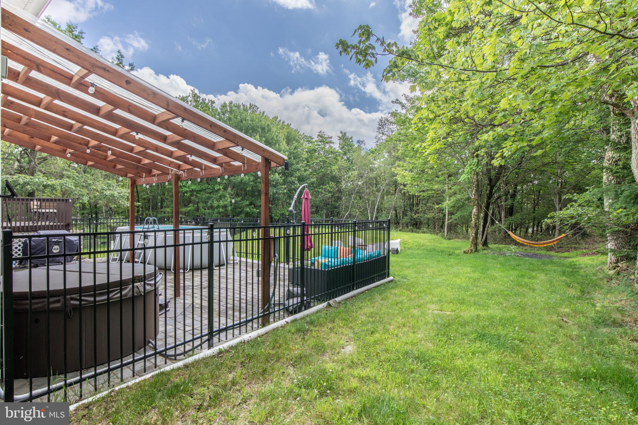 EMERALD LAKES - Residential