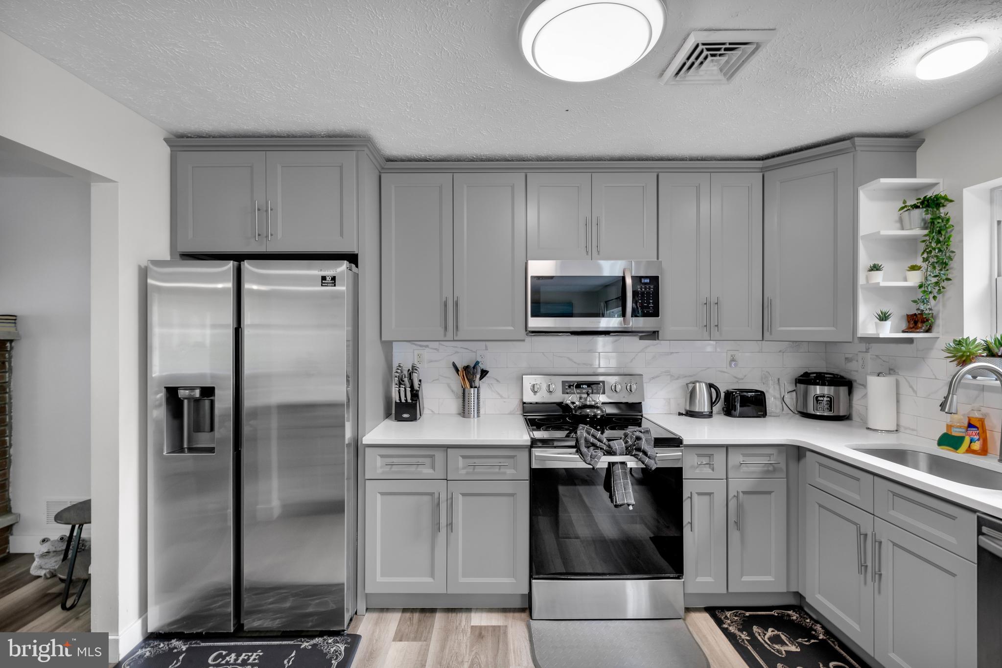 EMERALD LAKES - Residential