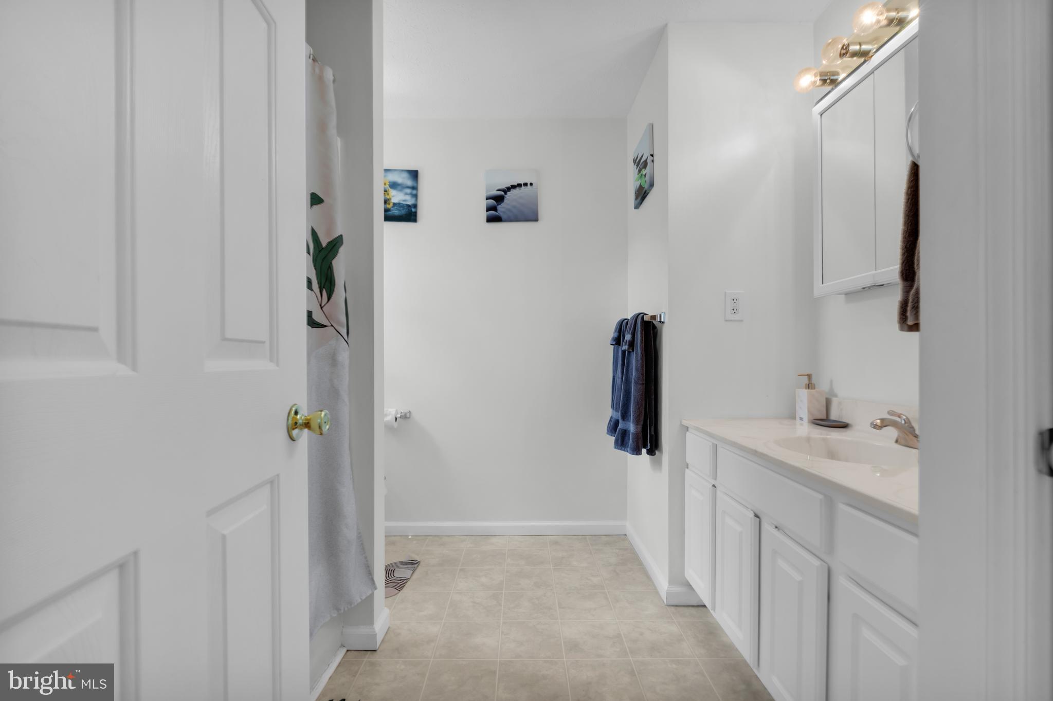 EMERALD LAKES - Residential