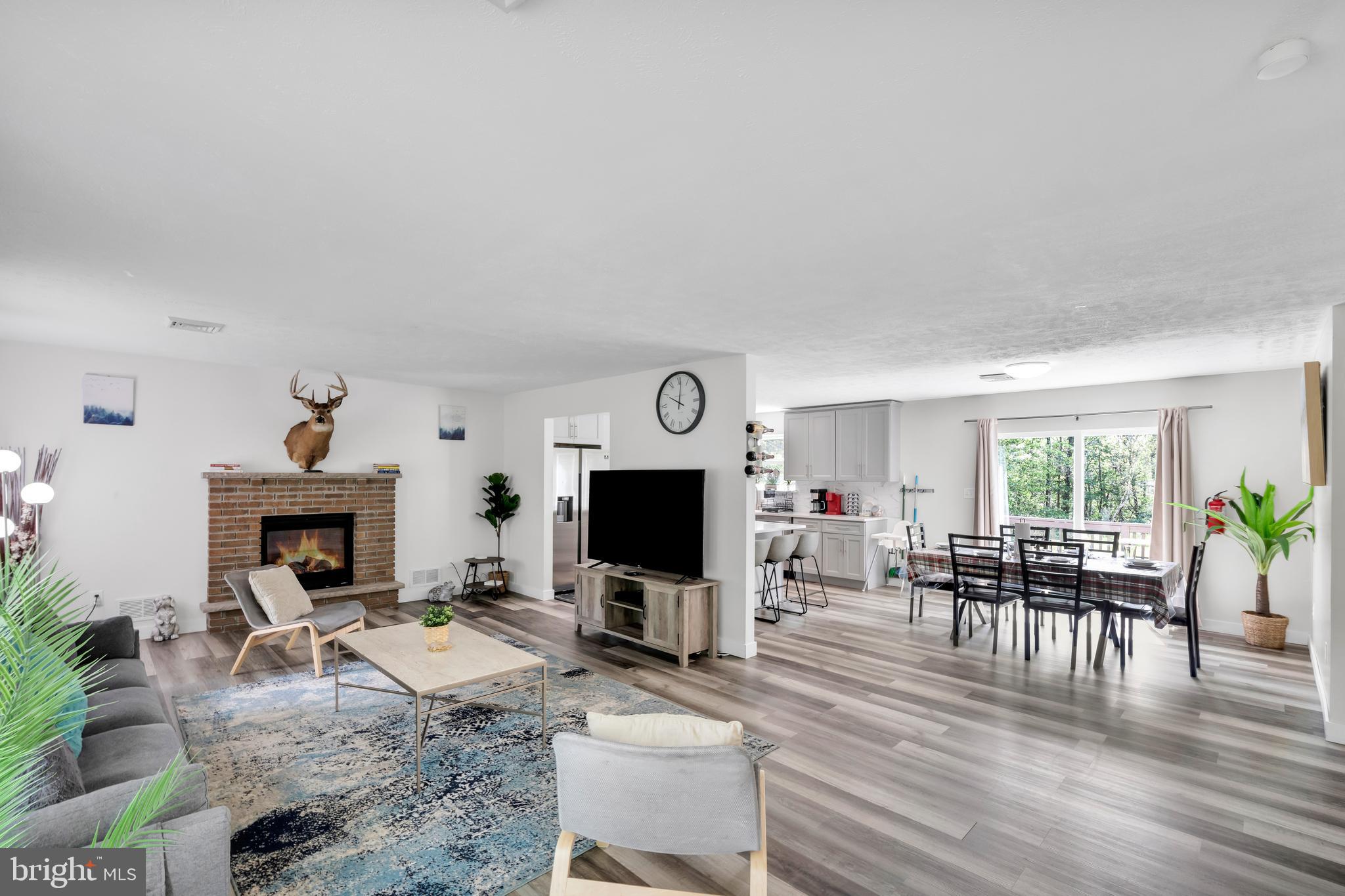 EMERALD LAKES - Residential