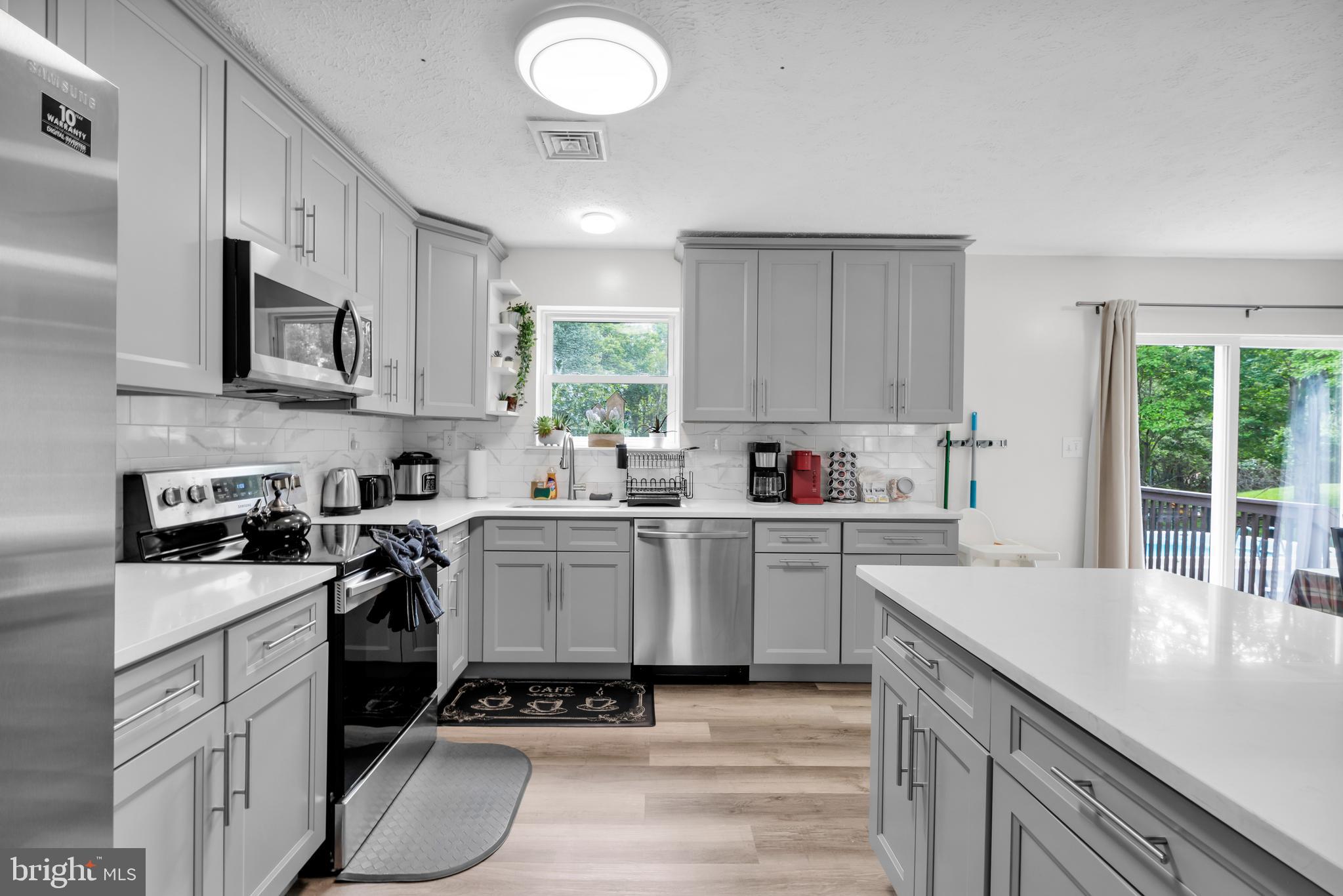 EMERALD LAKES - Residential