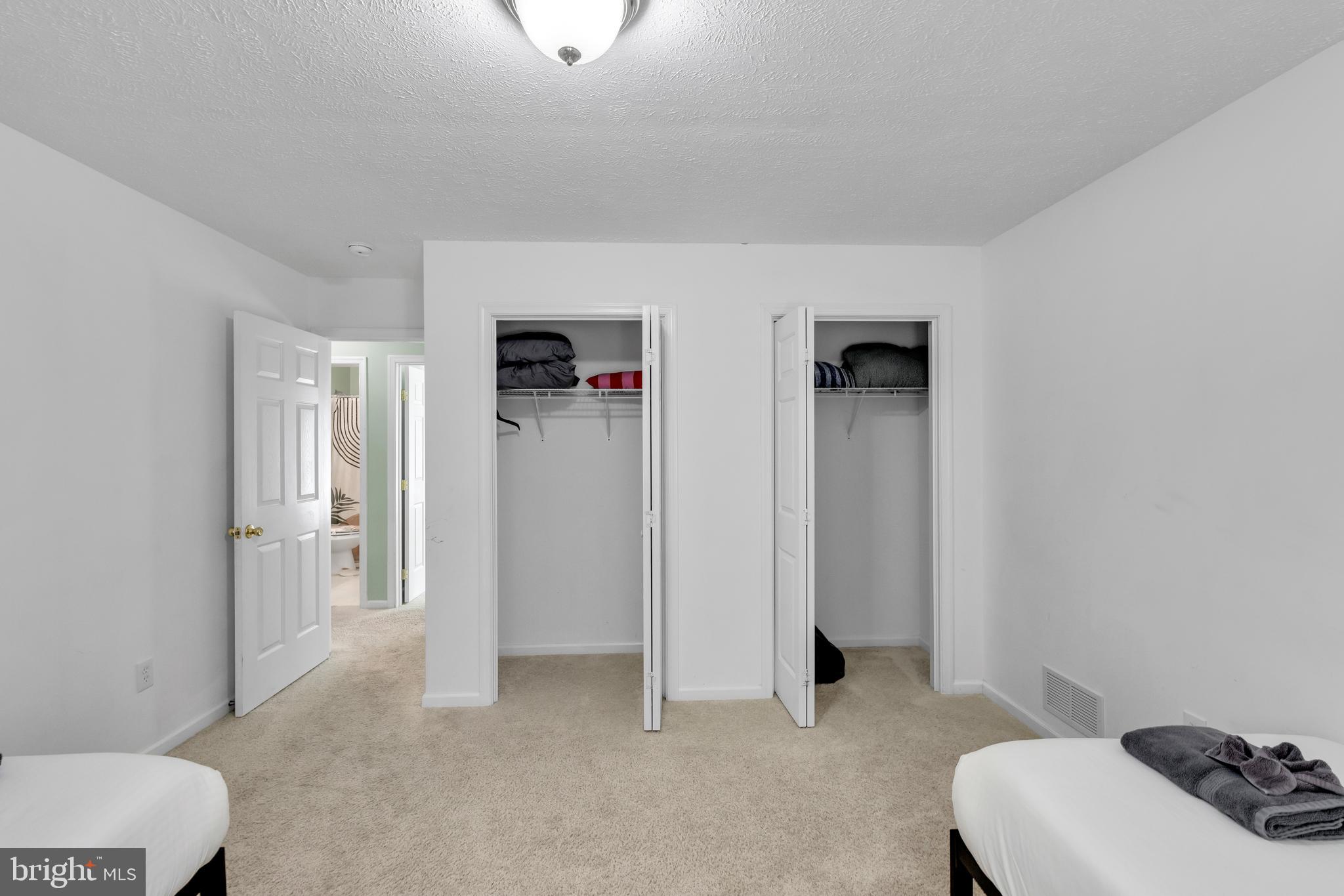 EMERALD LAKES - Residential