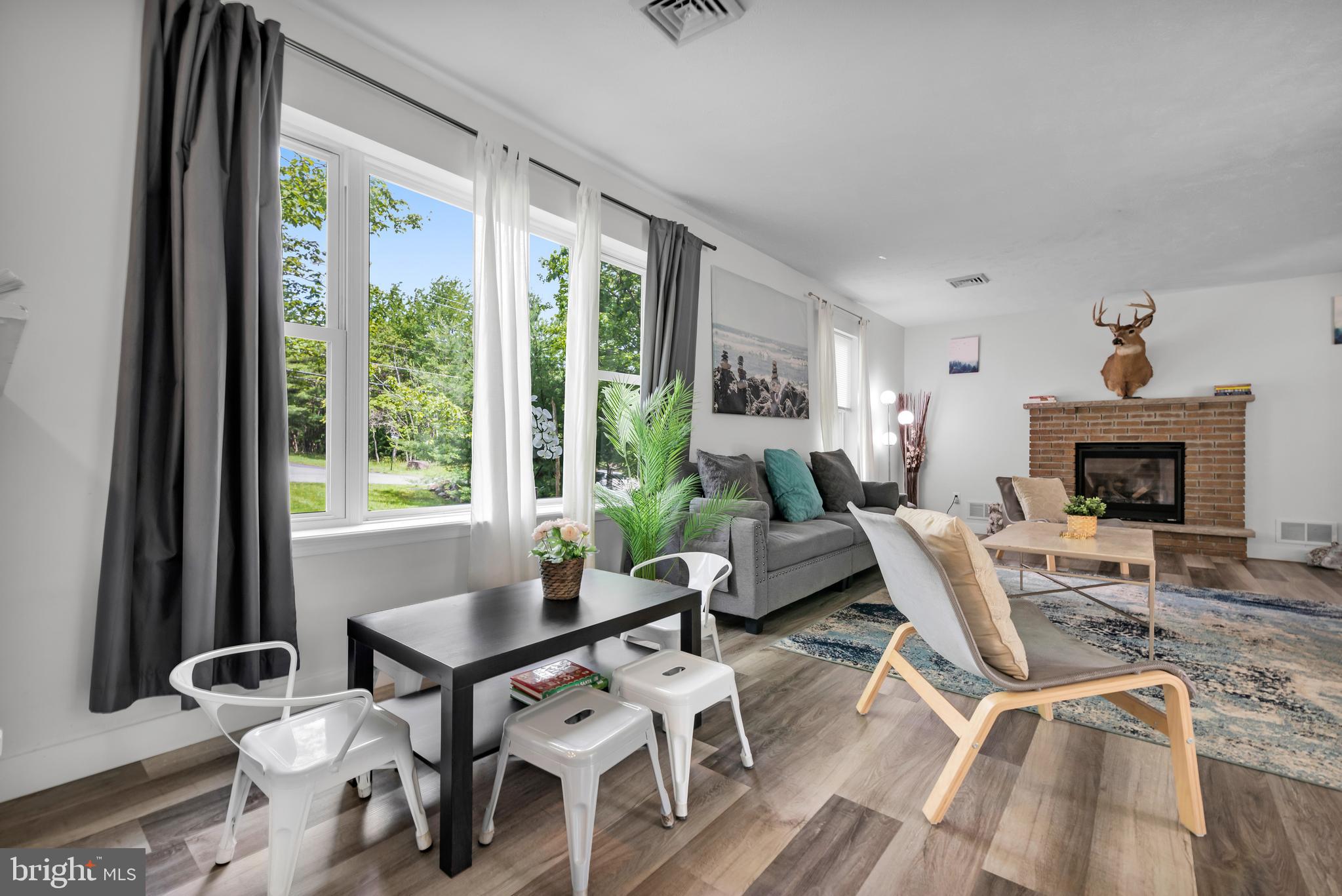 EMERALD LAKES - Residential