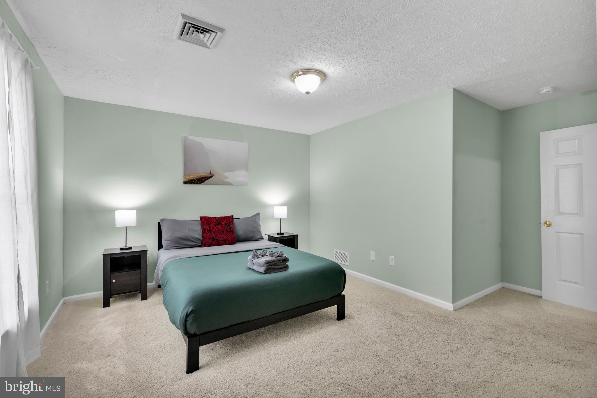 EMERALD LAKES - Residential