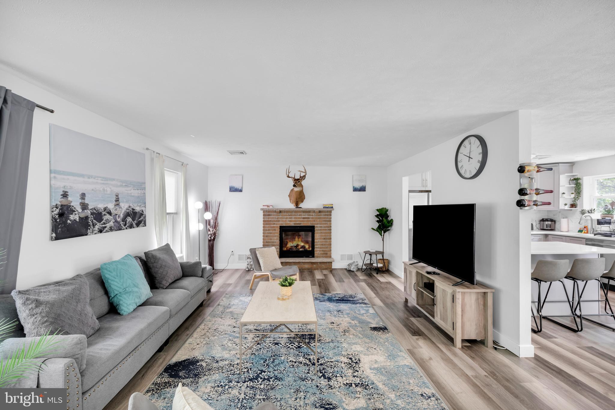 EMERALD LAKES - Residential