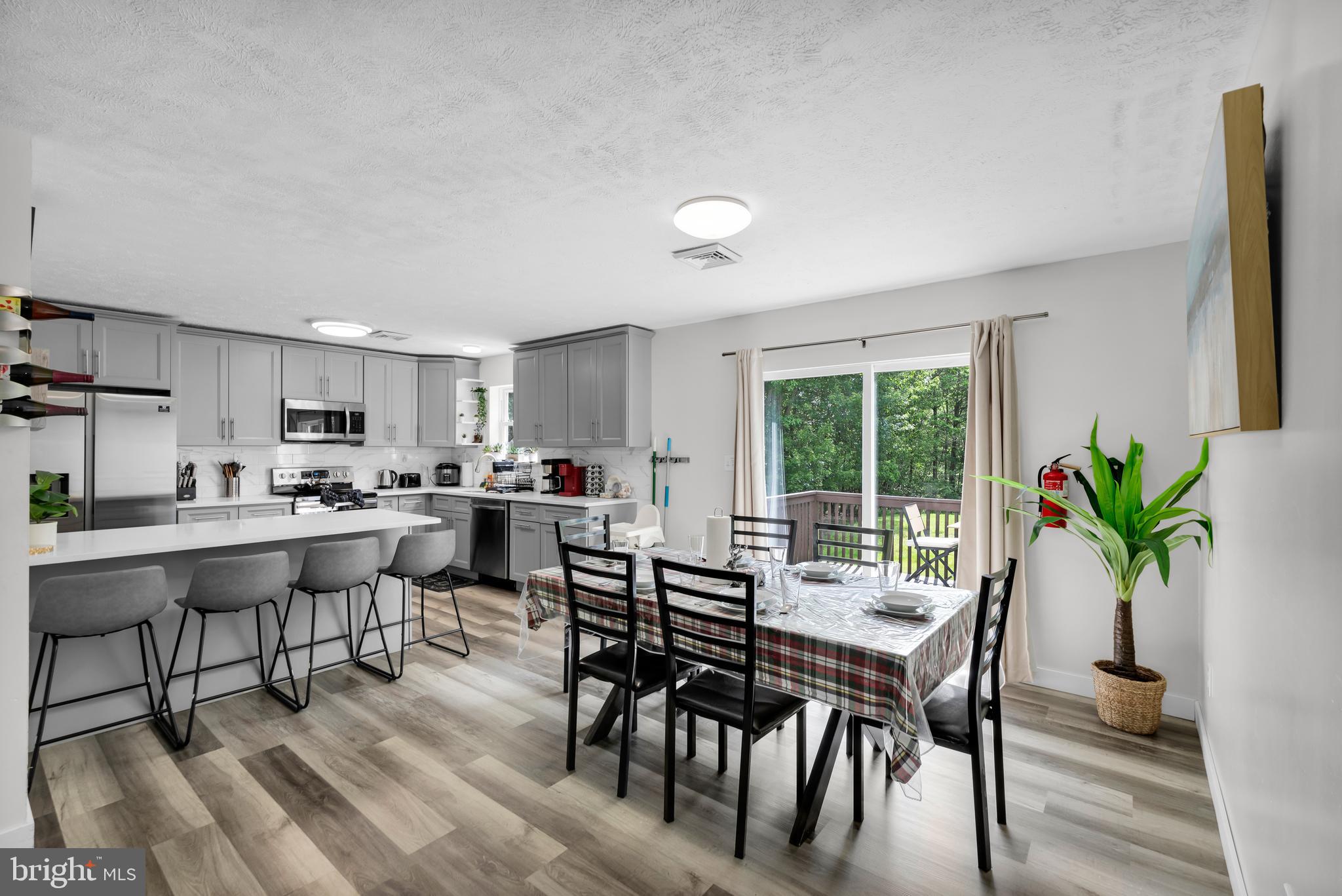 EMERALD LAKES - Residential