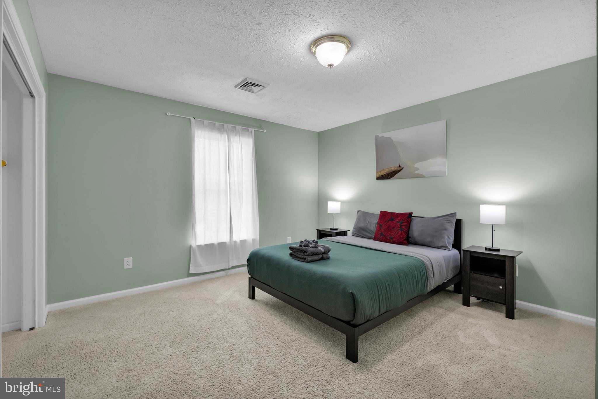 EMERALD LAKES - Residential