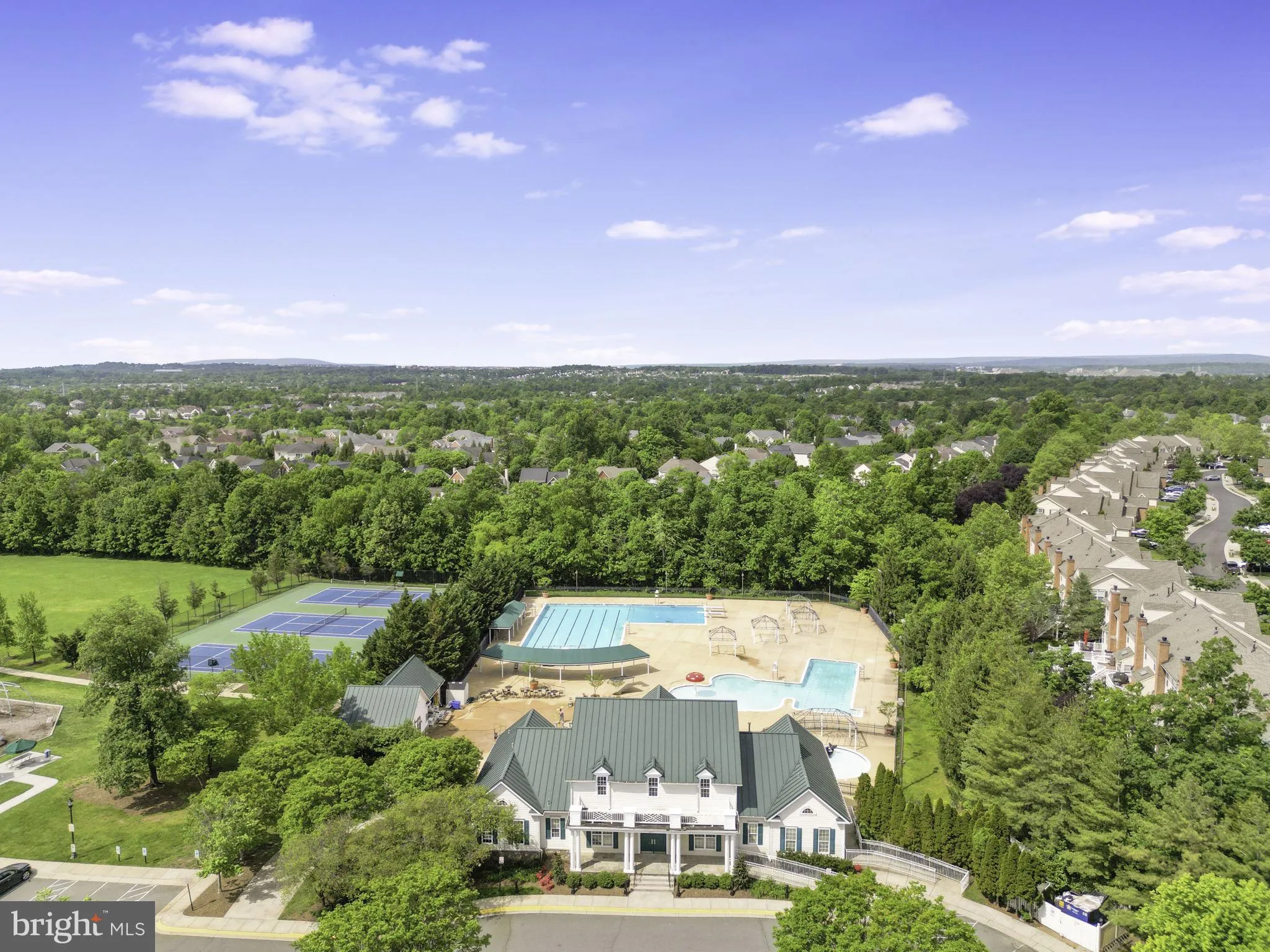 Ashburn, Virginia 20147, United States, 5 Bedrooms Bedrooms, ,6 BathroomsBathrooms,Residential,Pending,6200