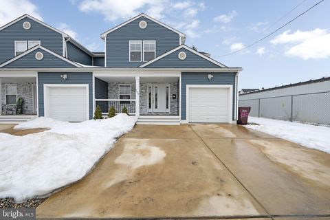 Townhouse For Sale - 130 Kossuth Street<br/> RIVERSIDE, NJ 08075