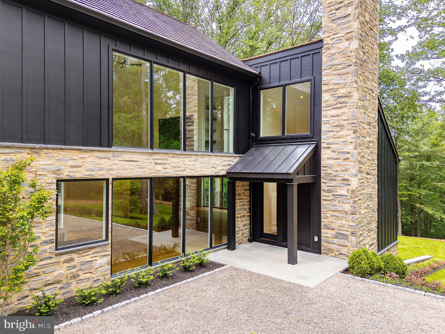 607 W GRAVERS LANE