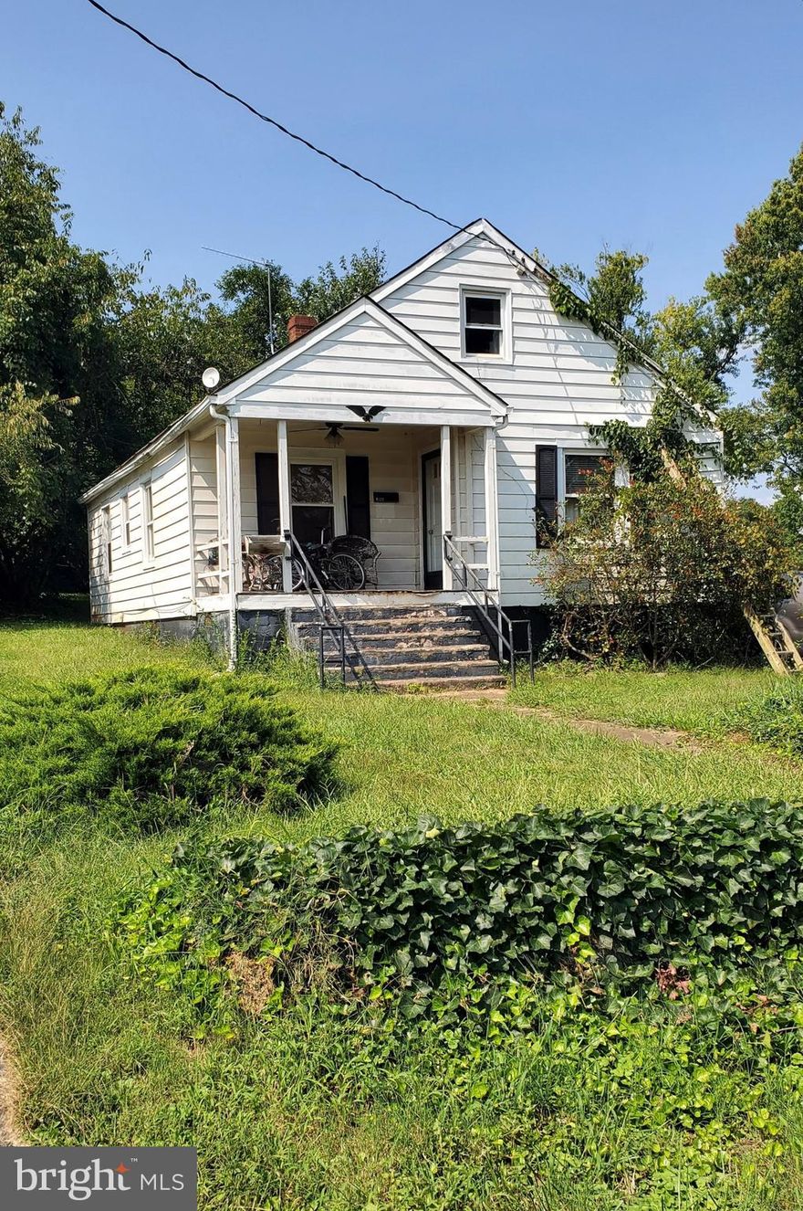 ATTENTION ALL INVESTORS AND REHABERS ! !   This 3 Bedroom, 2 Bath Bungalow could be a really cute home with work. In town close to everything, schools, churches, shopping & dining, etc. The seller will need to find a Home Of Choice& Possible Rent Back. Shown by appointment only.