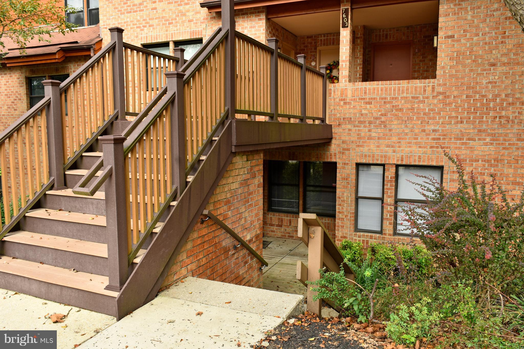 Awesome 2 bedroom 2 bath, ground level condo backing to tennis courts. Updated kitchen with an open floor plan. Hardwood floors throughout and washer/dry in unit! Close to shopping, dining and commuter routes.