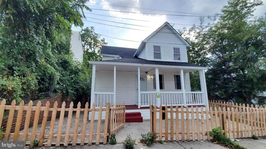 Single detached 3 bedrooms, 3 baths house. Beautifully remodeled. New baths and Kitchen. New floor and painting. New lightings. Fenced yard .... Priced to sell. Close to shopping and major routes. ideal for first time buyer, new family or investors.