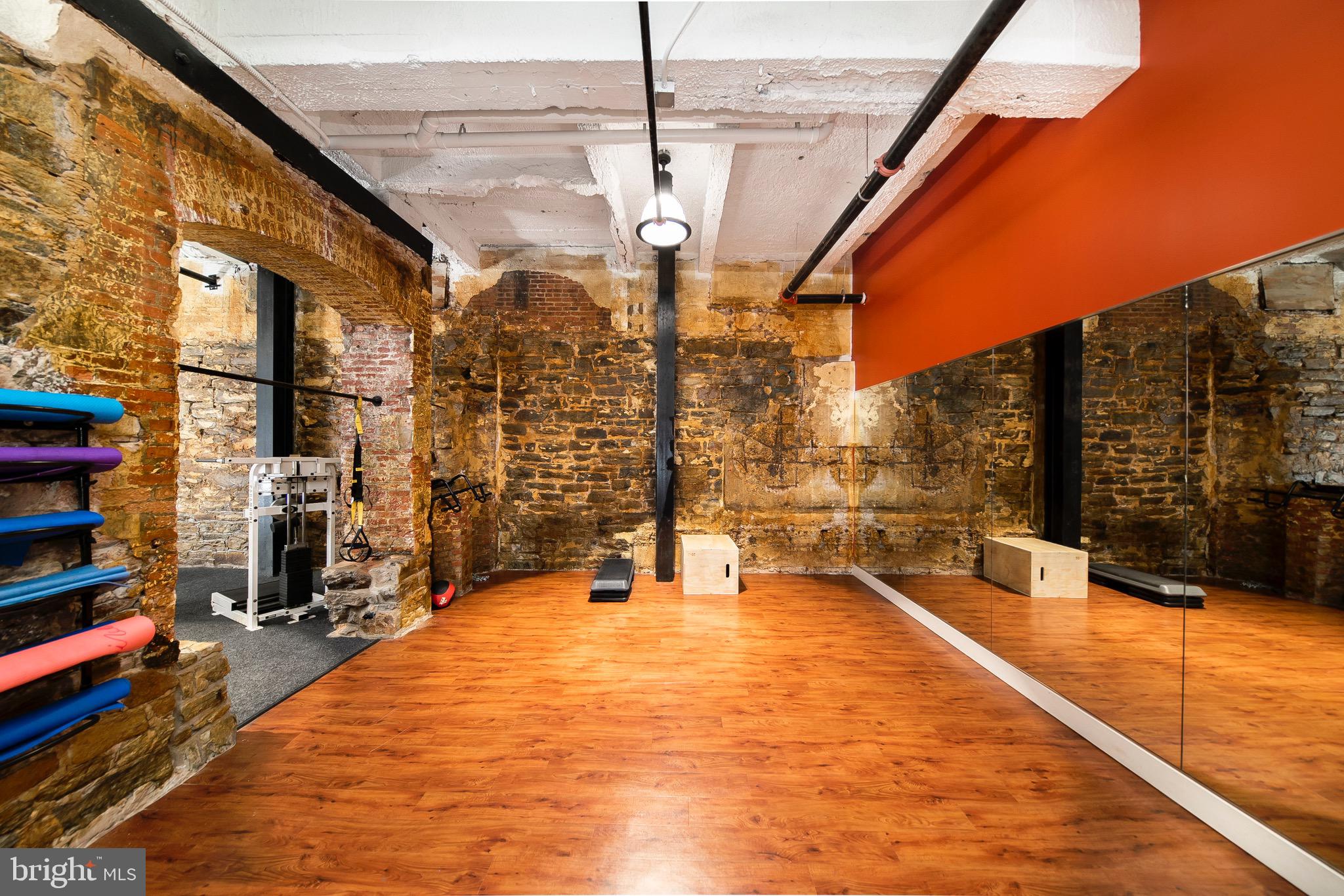 DOWNTOWN - Residential Lease
