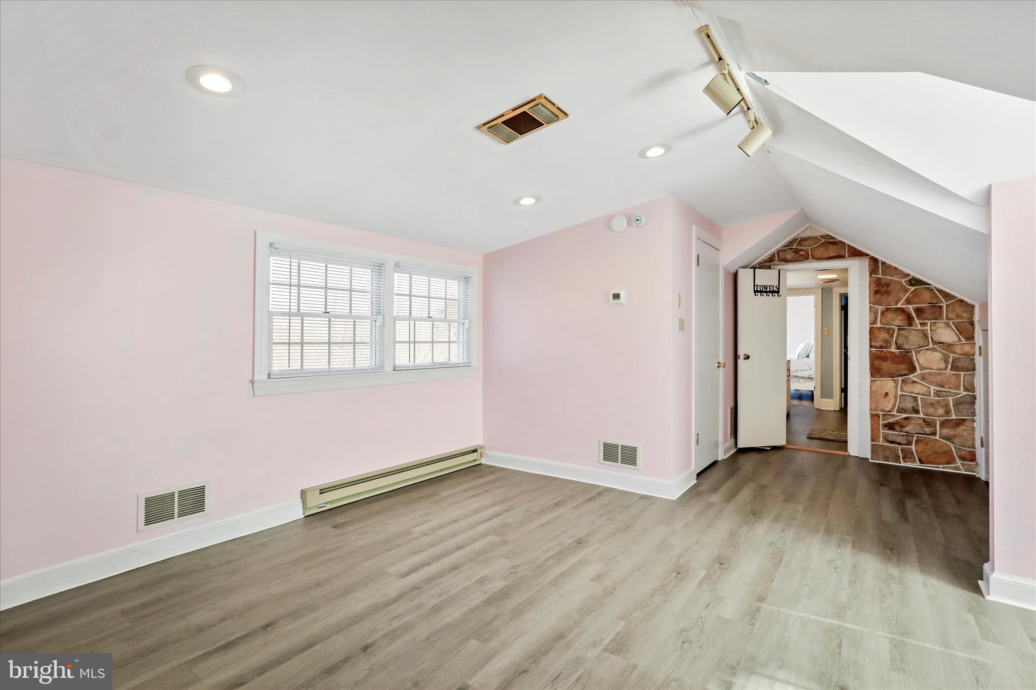 WOODSIDE - Residential