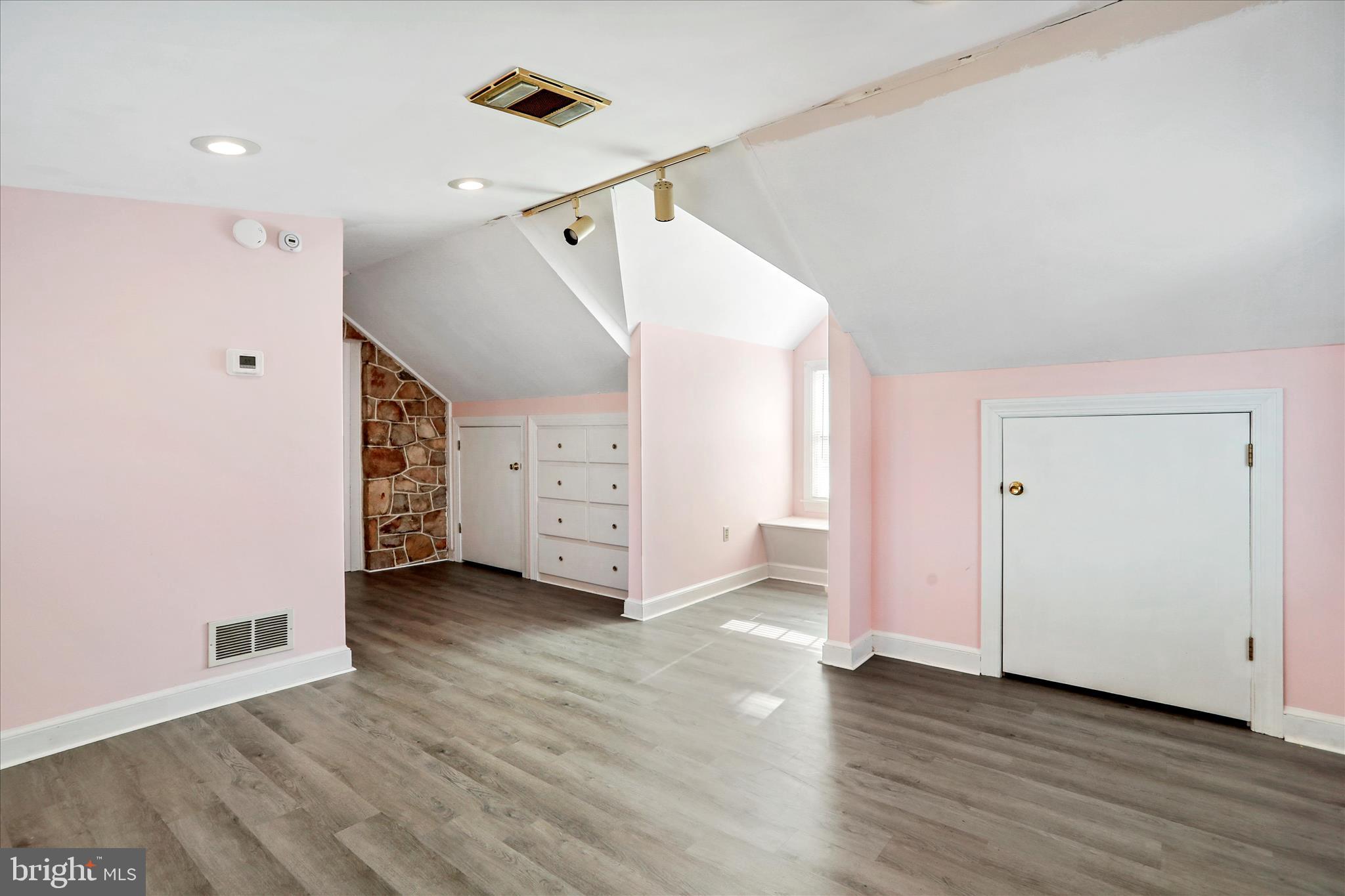 WOODSIDE - Residential