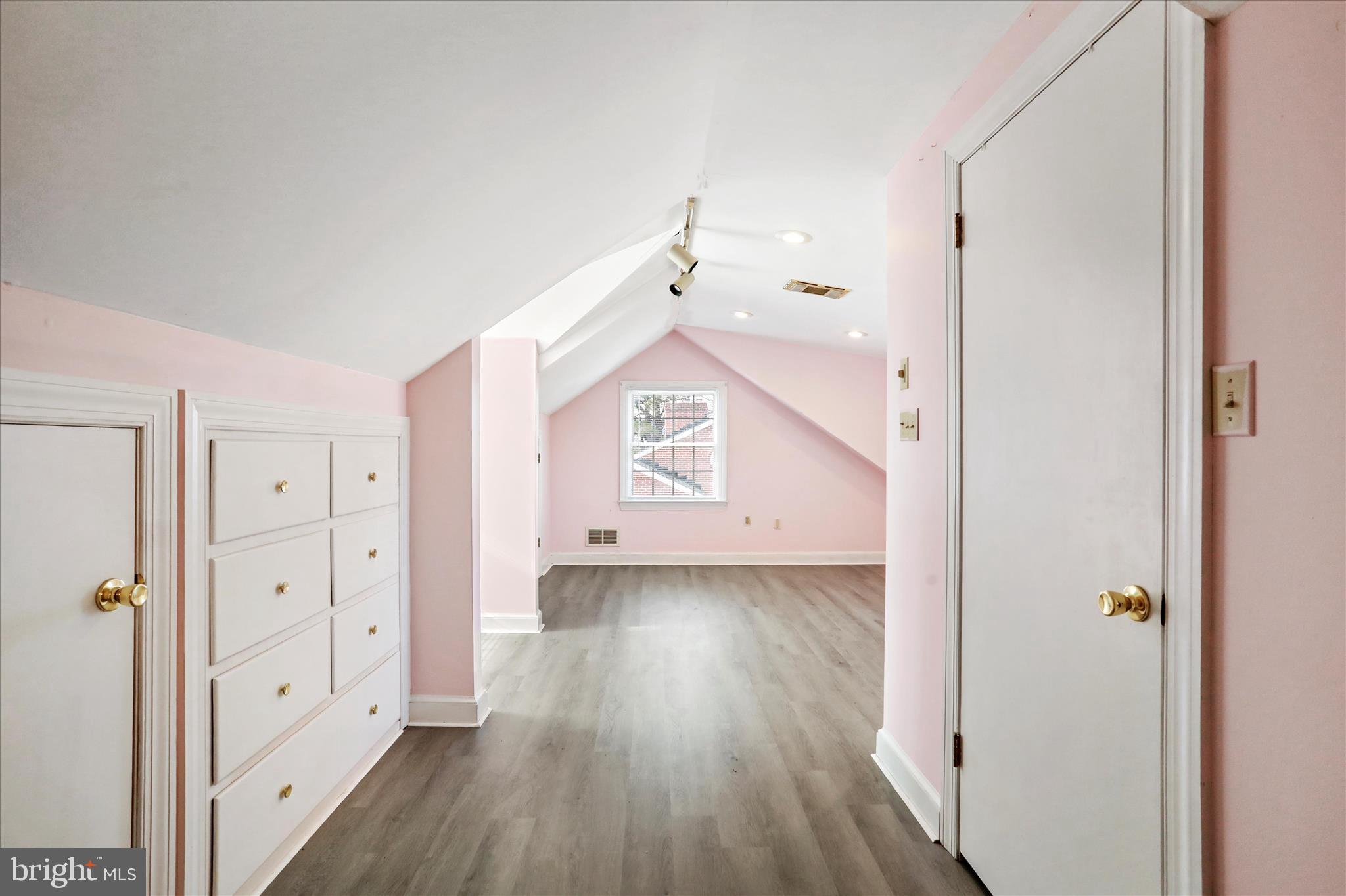 WOODSIDE - Residential