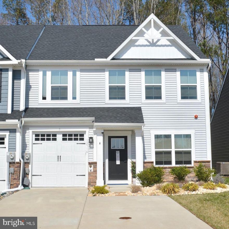 Almost new end unit townhouse in River Run Community. Sold full furnished, furniture is brand new($25K). Includes hot-tub,Dream-maker Spa ($4.5K) freshly painted & garage floor epoxy and walls painted($10K) custom closet organizer-shelving($9K), 5 new ceiling fans, all new blinds ($2K), includes two TV and electric fireplace. Community of River Run  offers Golf Course, Pool, Restaurant, and Boat Docks.