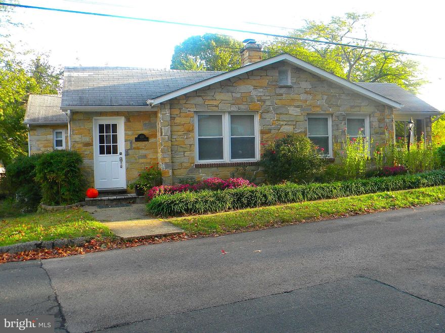 CHARMING! CHARMING! CHARMING!   WALK TO THE WATER- 3 BEDROOM RANCHER WITH HOME OFFICE- FEELS LIKE POTTERY BARN- RECENT UPDATES INCLUDE GRANITE IN KITCHEN- LIVING ROOM WITH WOOD BURNING FIREPLACE- SCREENED IN PORCH OVERLOOKS LARGE CORNER LOT-COMMUNITY OFFERS 5 BEACHES & PLAYGROUND.