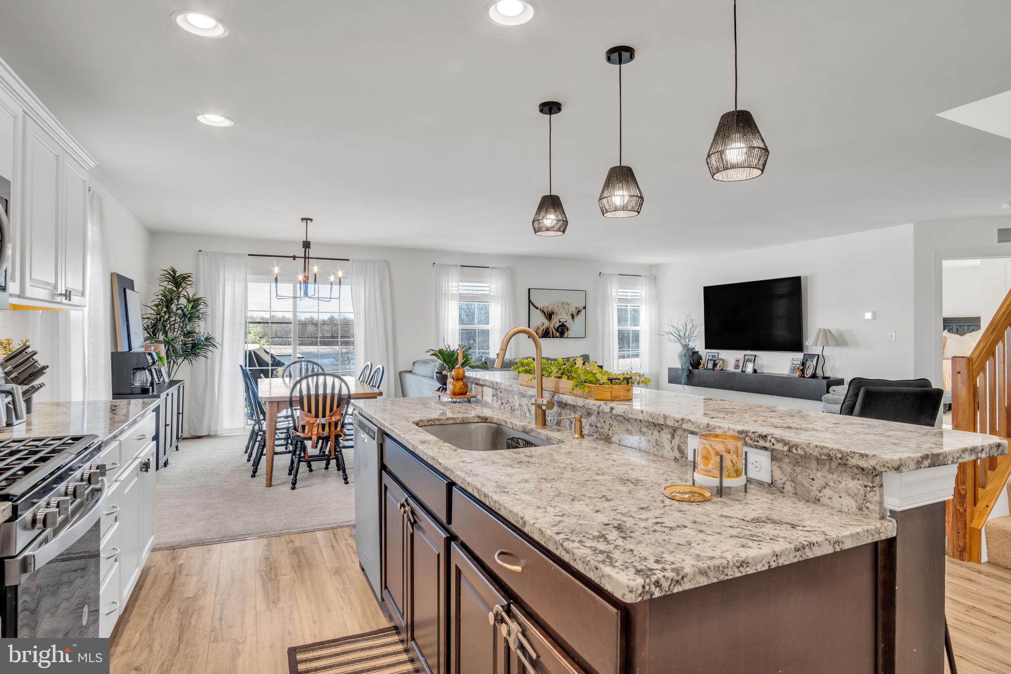 WINDY HEIGHTS, THE NEW - Residential