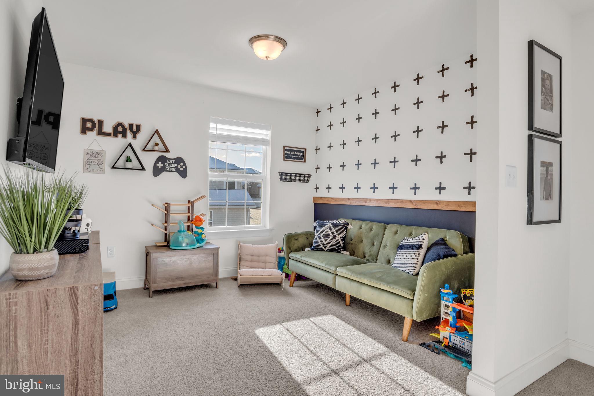 WINDY HEIGHTS, THE NEW - Residential