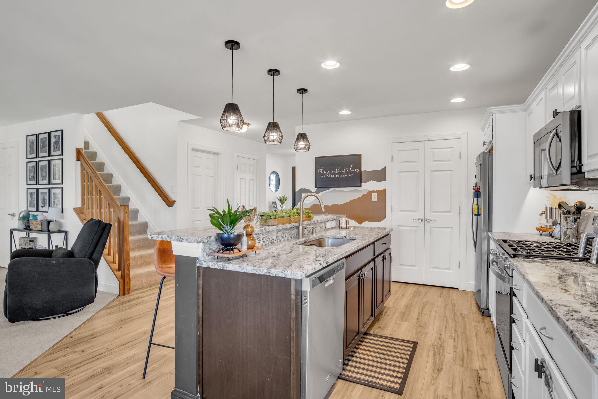 WINDY HEIGHTS, THE NEW - Residential