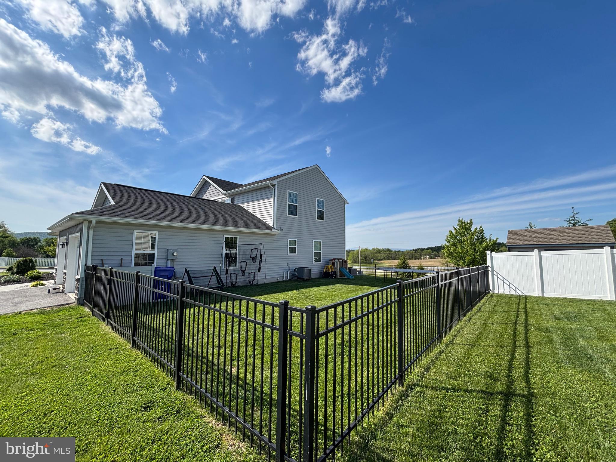 WINDY HEIGHTS, THE NEW - Residential