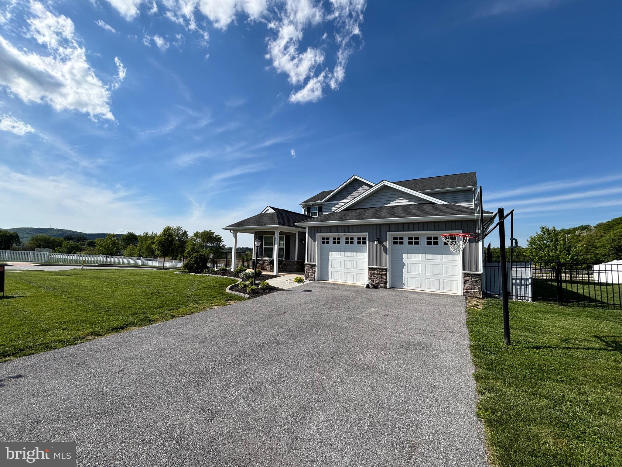 WINDY HEIGHTS, THE NEW - Residential
