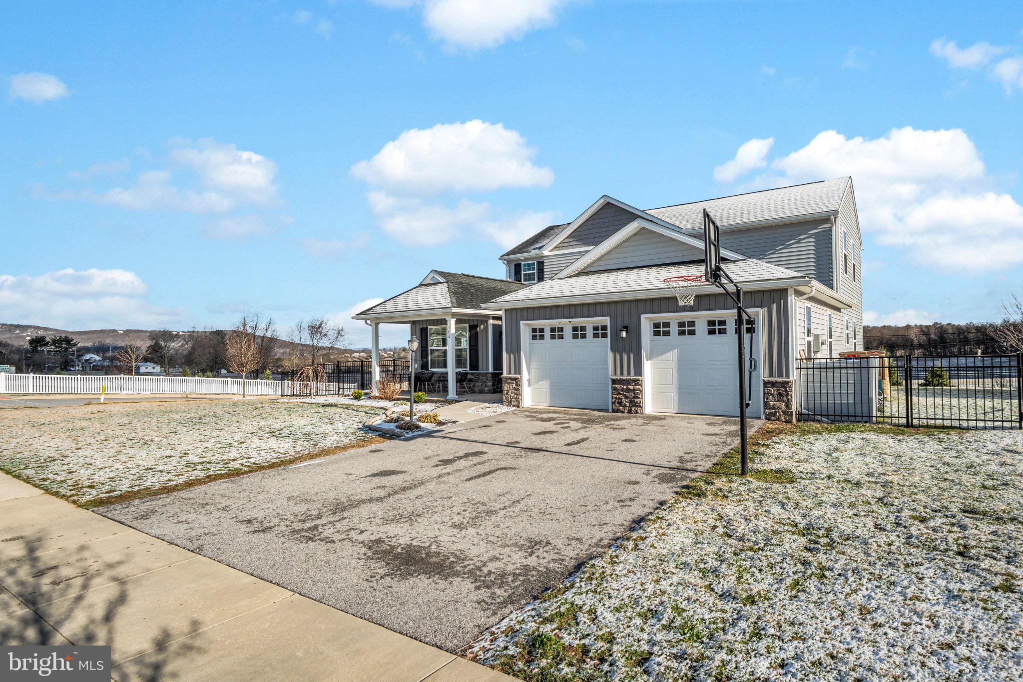 WINDY HEIGHTS, THE NEW - Residential