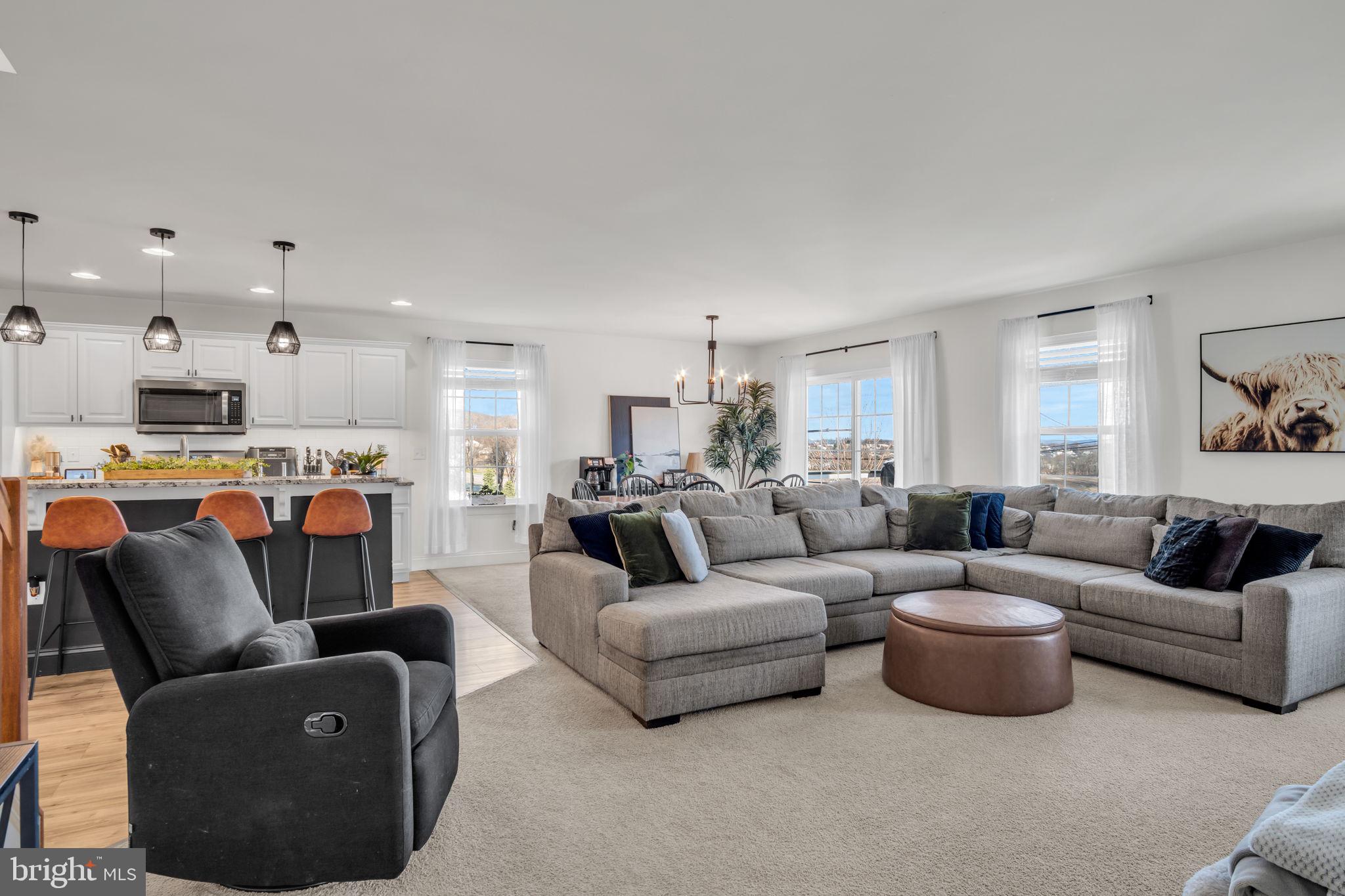 WINDY HEIGHTS, THE NEW - Residential