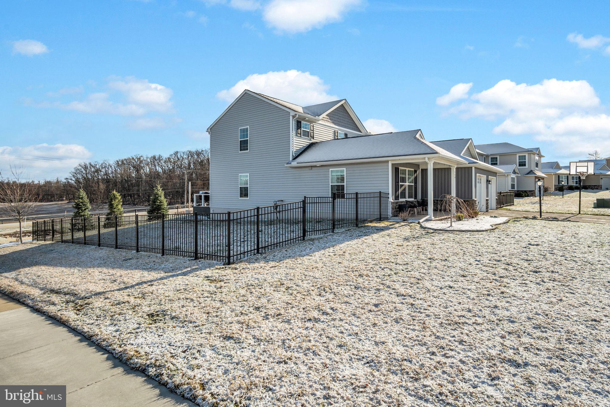 WINDY HEIGHTS, THE NEW - Residential