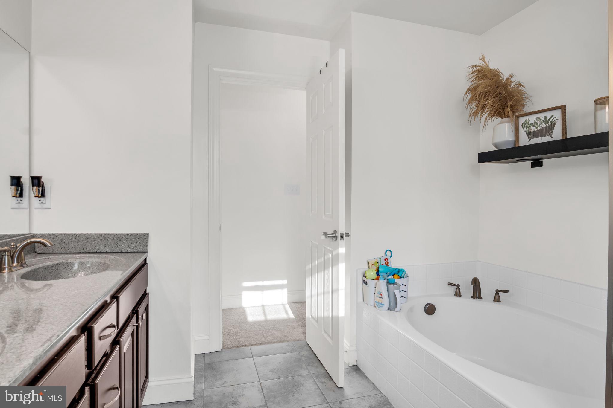 WINDY HEIGHTS, THE NEW - Residential