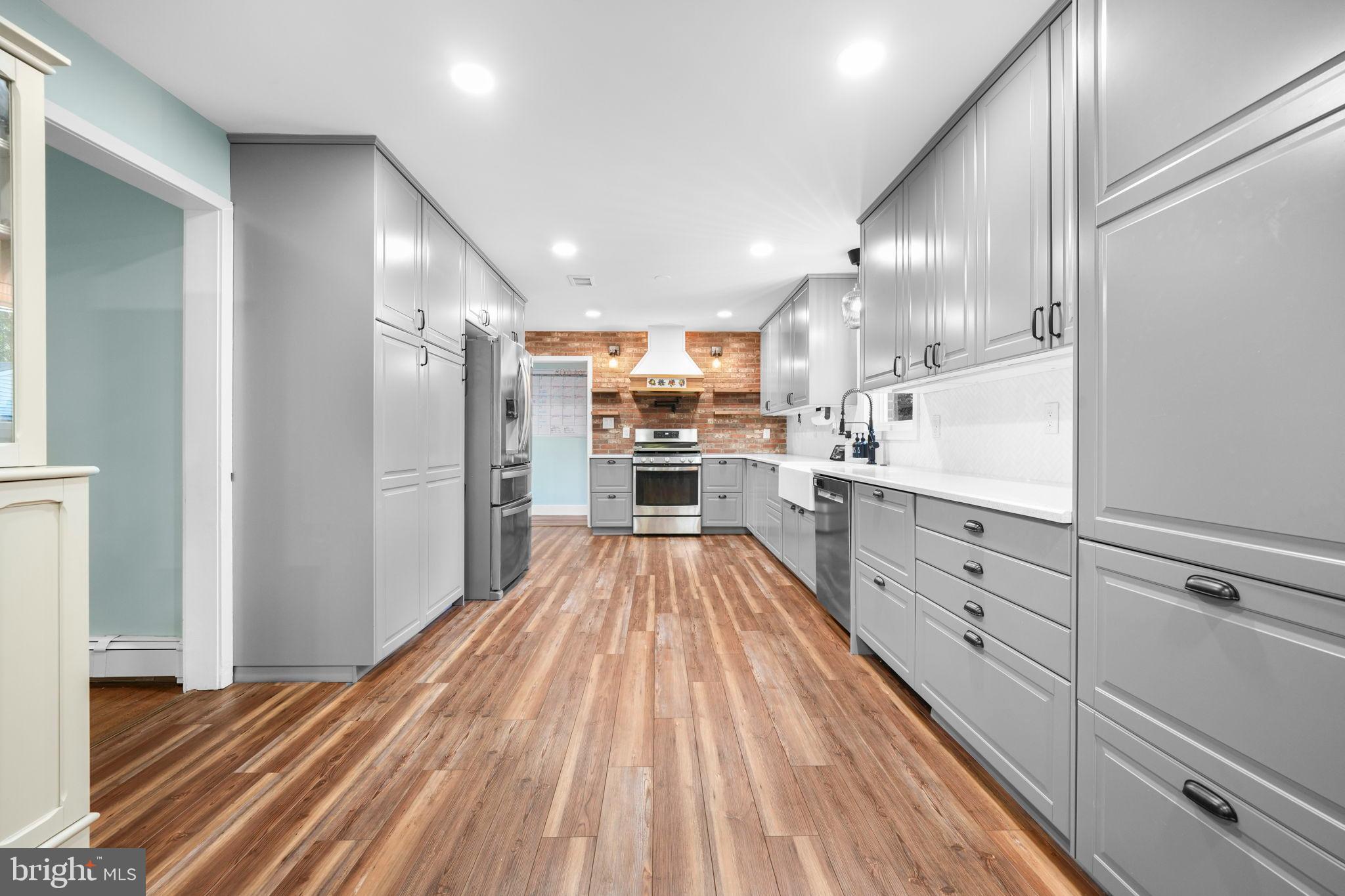 MEDFORD VILLAGE - Residential