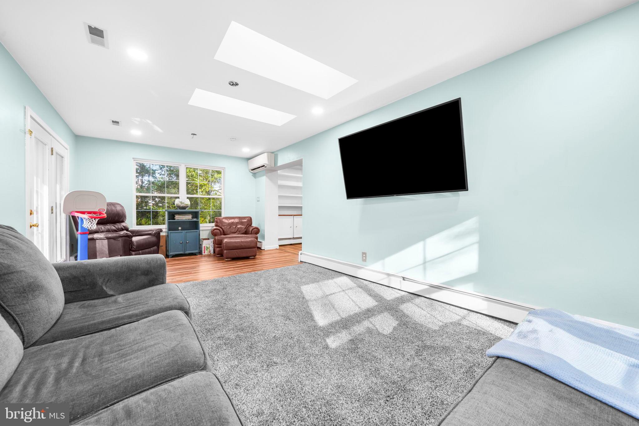 MEDFORD VILLAGE - Residential