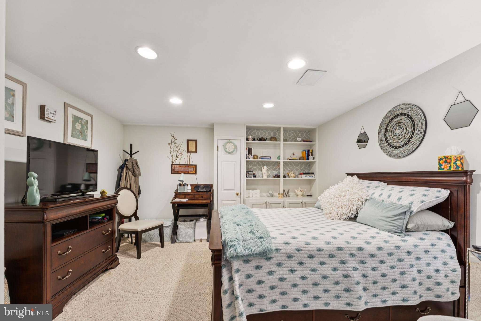 NORTH SHERWOOD FOREST - Residential