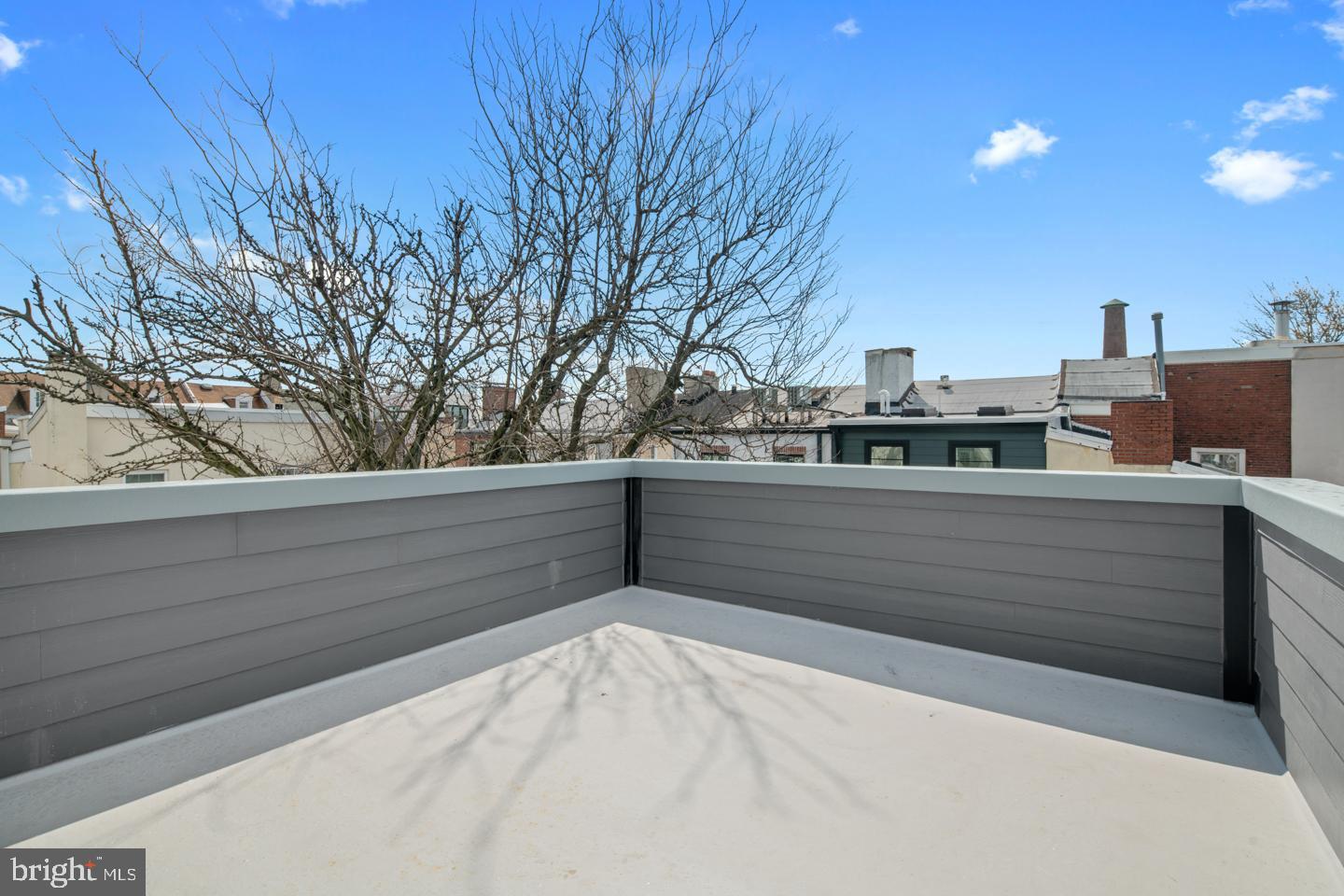 QUEEN VILLAGE - Residential