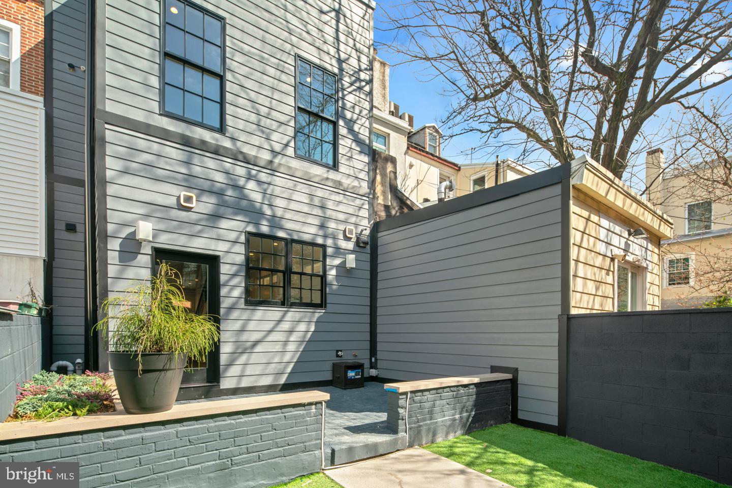 QUEEN VILLAGE - Residential