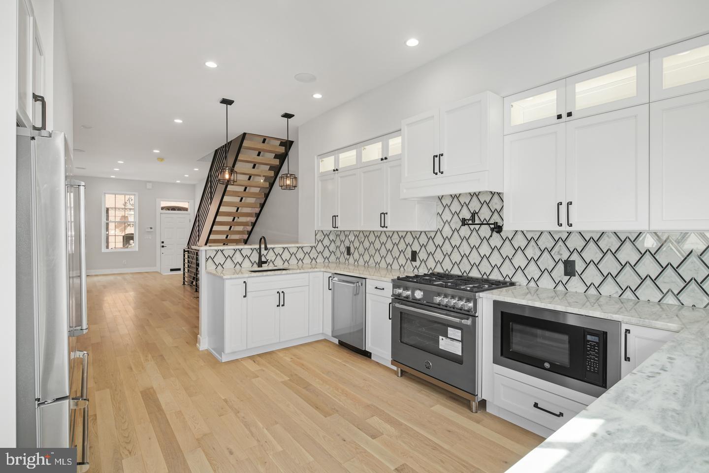 QUEEN VILLAGE - Residential