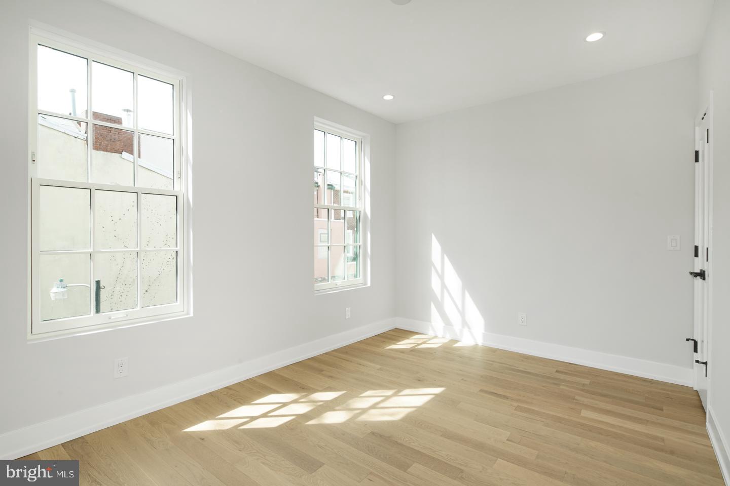 QUEEN VILLAGE - Residential