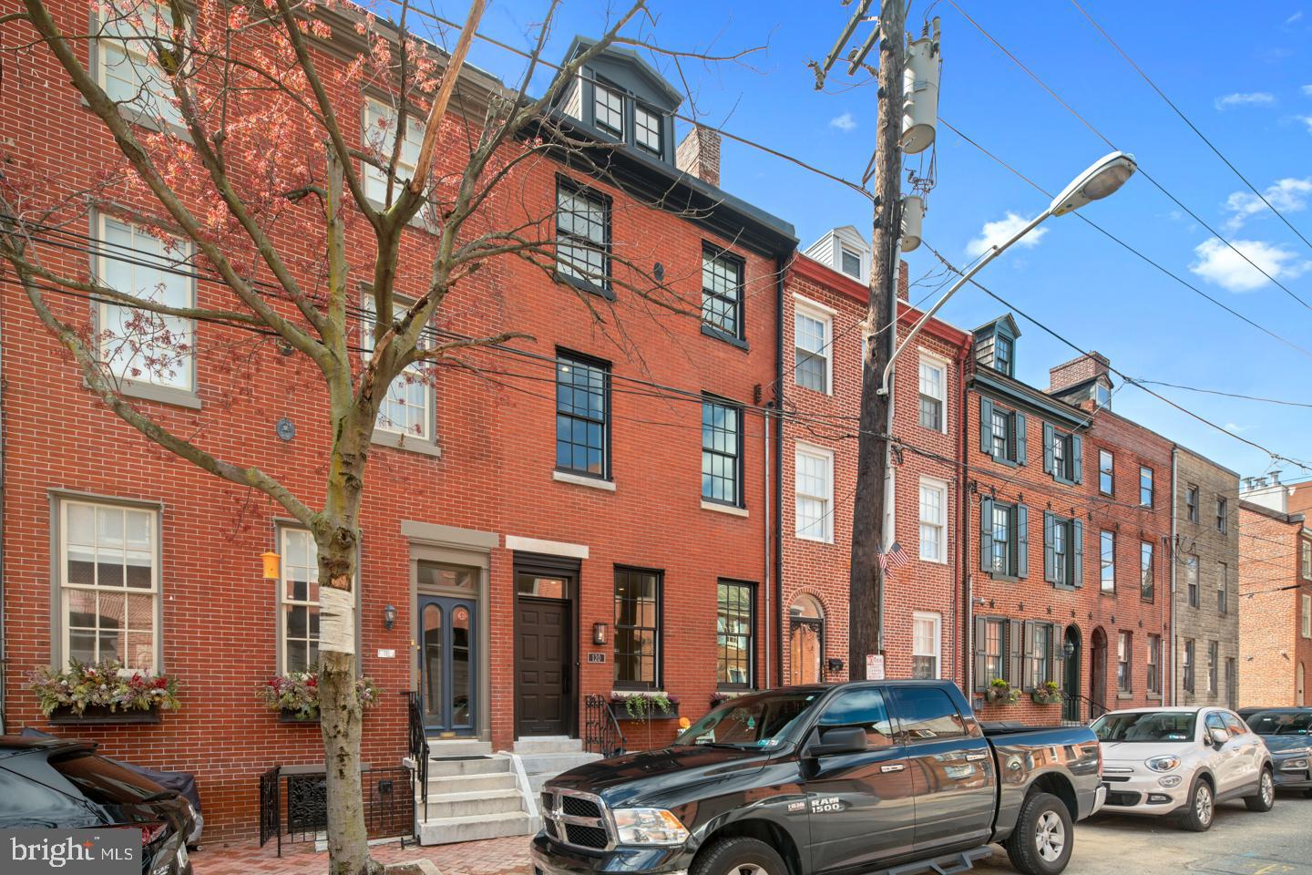 QUEEN VILLAGE - Residential