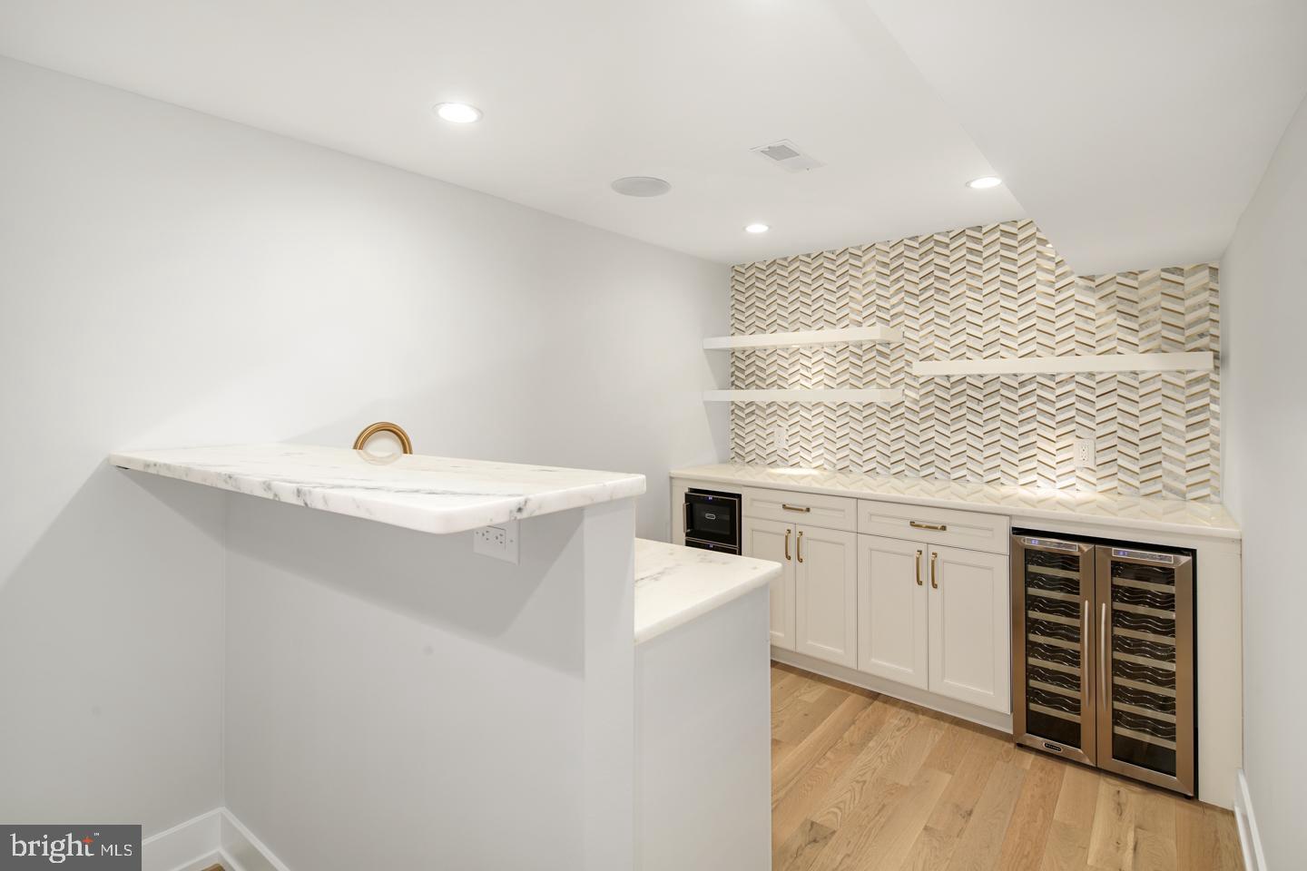 QUEEN VILLAGE - Residential