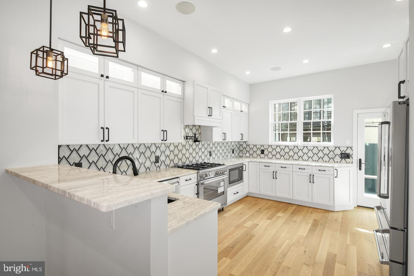 QUEEN VILLAGE - Residential