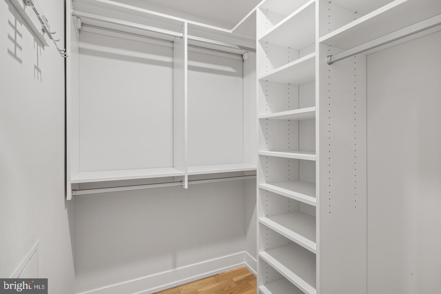 QUEEN VILLAGE - Residential