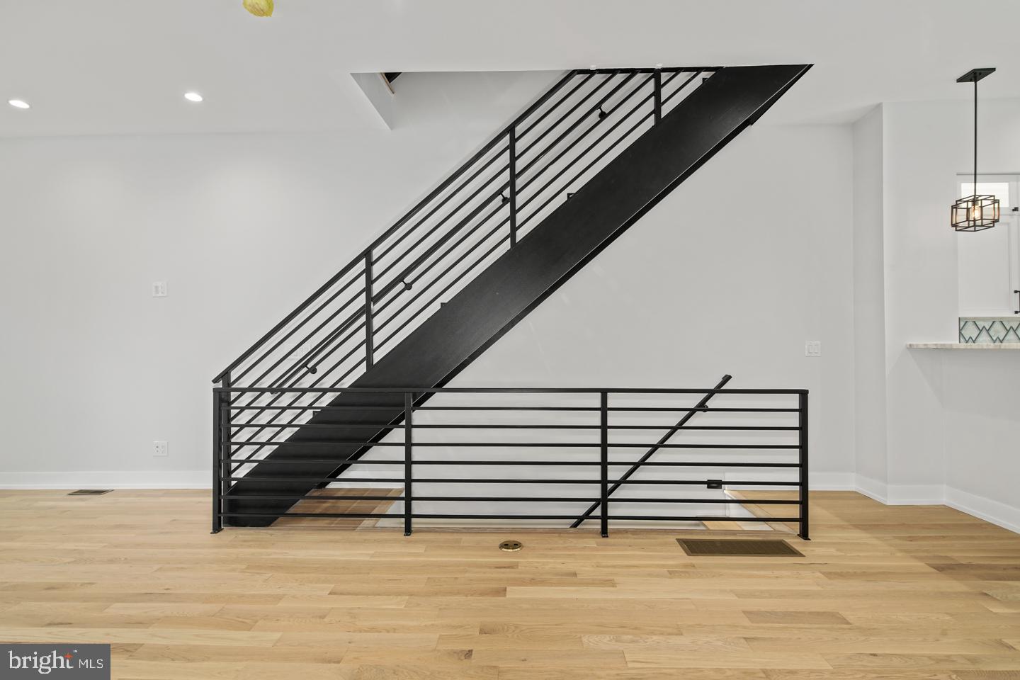 QUEEN VILLAGE - Residential