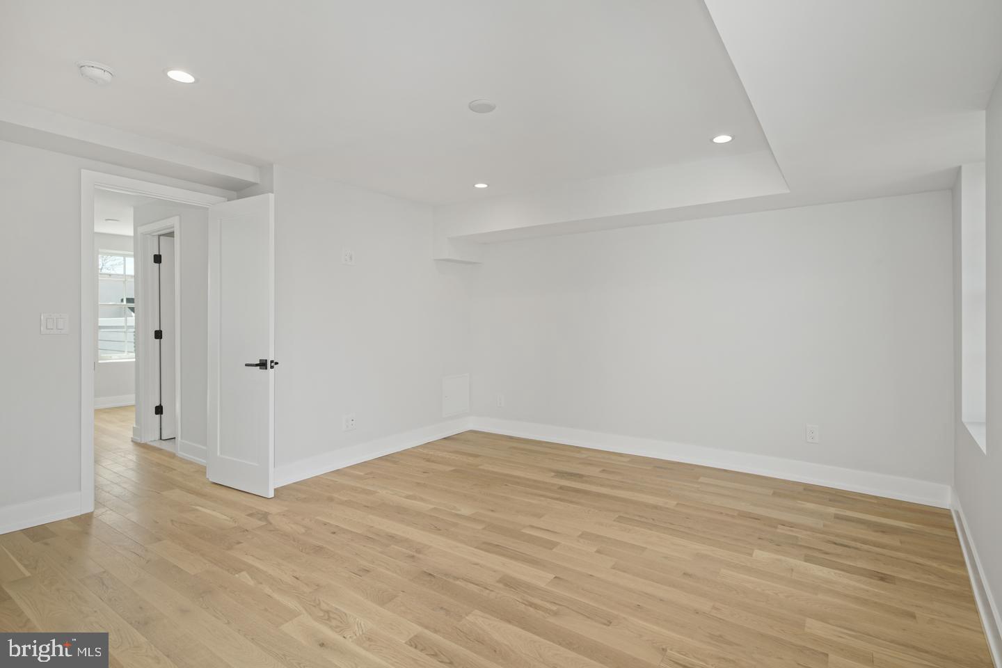 QUEEN VILLAGE - Residential