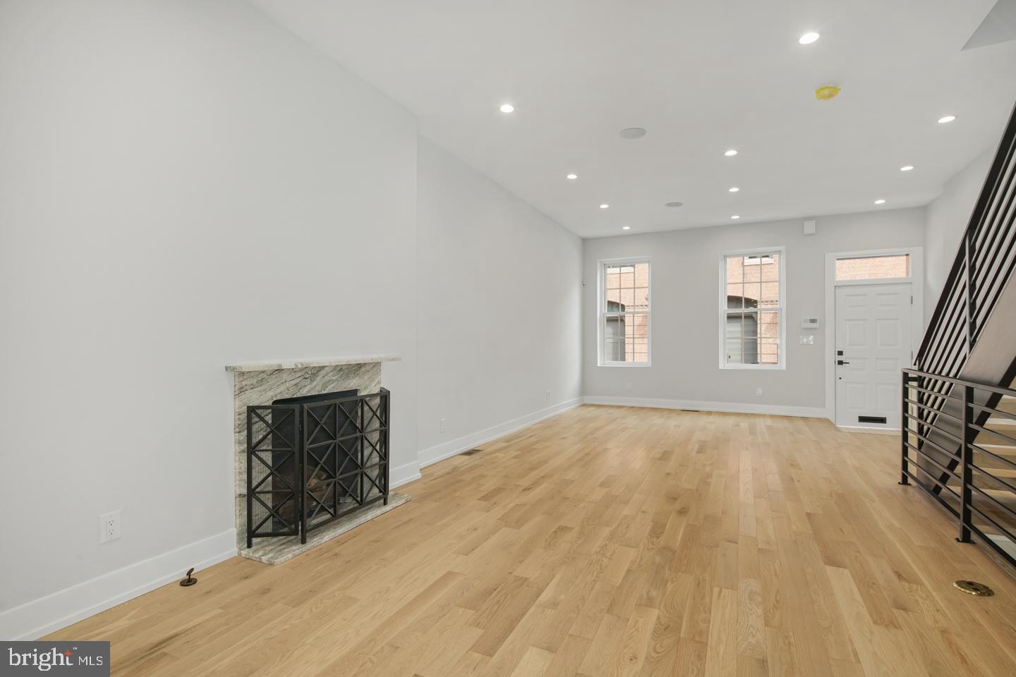 QUEEN VILLAGE - Residential