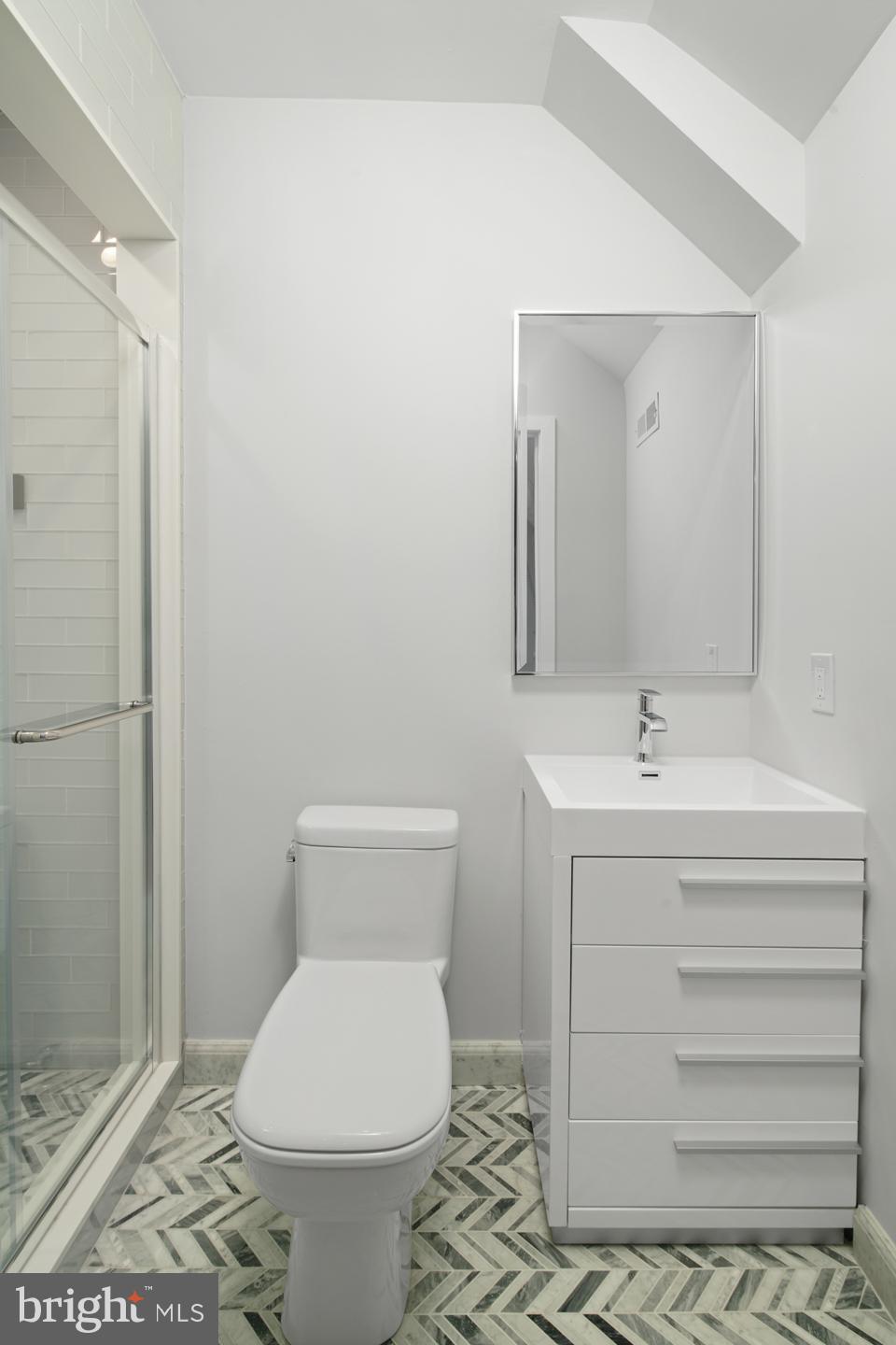 QUEEN VILLAGE - Residential