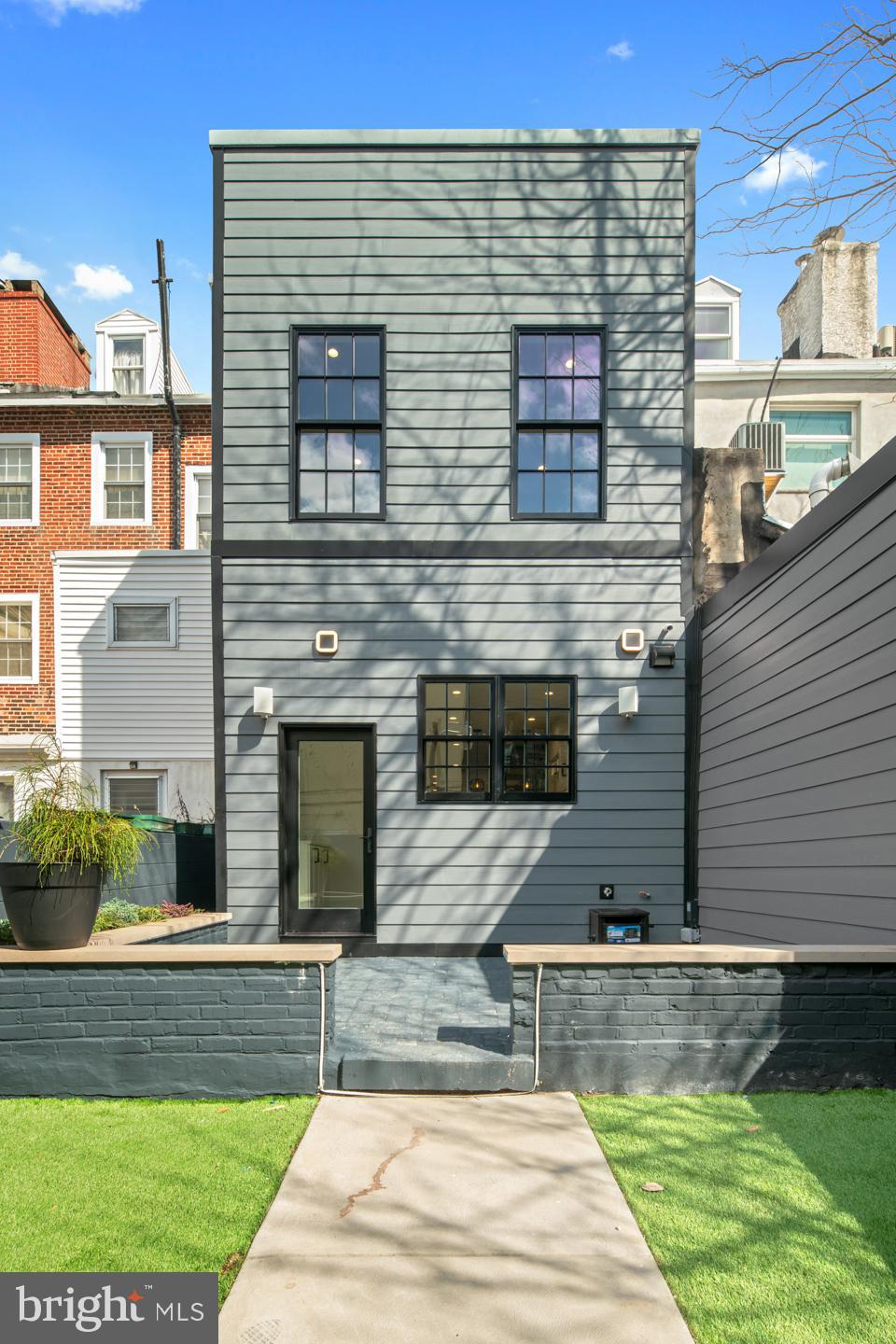 QUEEN VILLAGE - Residential