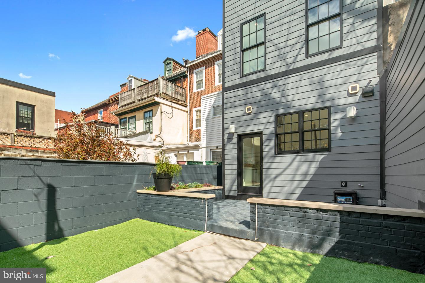 QUEEN VILLAGE - Residential